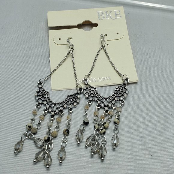 BKE fish hook silver pear-shape filigree chandelier earring - Picture 4 of 7